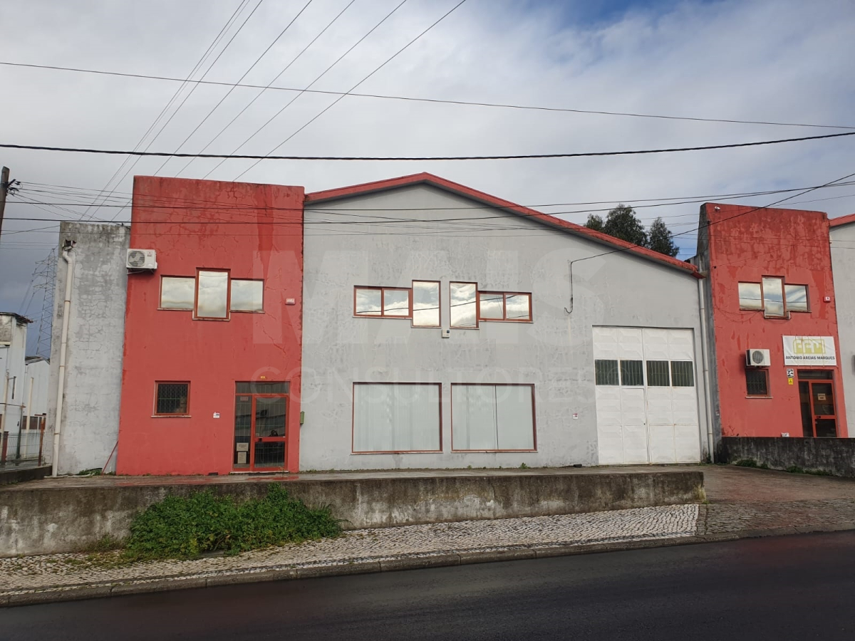 Warehouse for sale w/ 1225 M² in Barrô Águeda.
