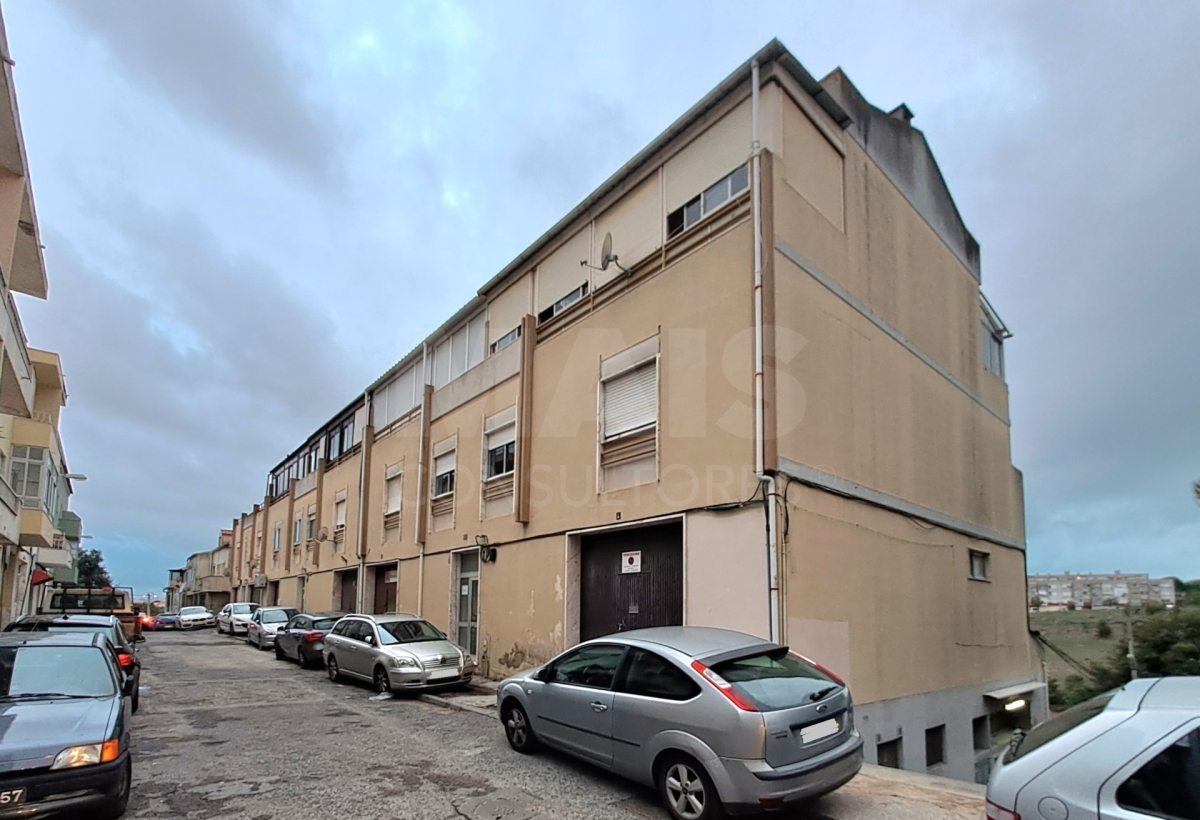 Warehouse with 440 m2 on one floor and a ceiling height of over 3.5 m, in the Lumiar area near the A36 CRIL, A8 Loures, A1, Airport and 2nd ring road